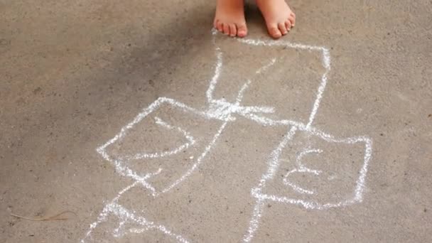 ULTRA HD 4K Jovem mulher jogar hop scotch, menina salto hopscotch em férias de verão — Vídeo de Stock