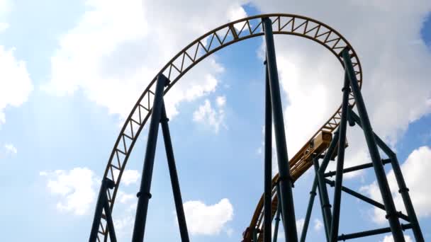 Roller coaster z niebieskim niebem — Wideo stockowe