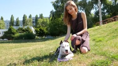 köpeğiyle oynayan kız