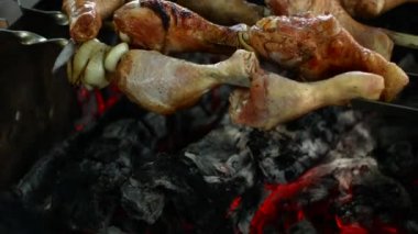 Izgara tavuk ızgara. Bir barbekü yemek tavuk. Bir Barbekü ızgara pişirme tavuk eti. Açık pişirme.