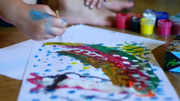 Activiteiten voor kinderen kinderen schilderij aquarel activiteiten finger schilderij schildert acrylverf Kids kunst — Stockvideo