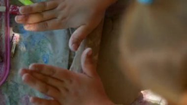 Küçük bir kız kil figürin sculpts