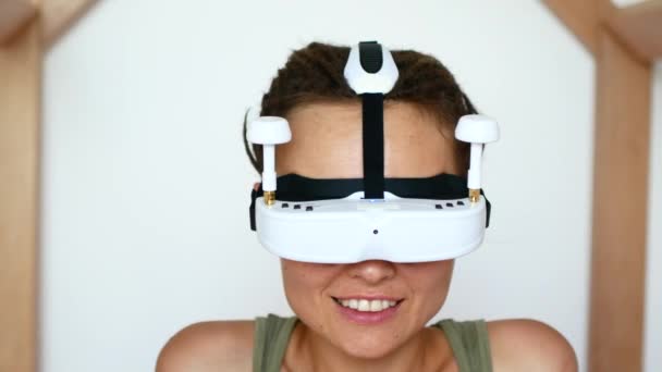 Zukunft ist jetzt. schöne junge Frau spielt Spiel in vr Brille. schöne Frau berührt etwas mit einer modernen Virtual-Reality-Brille — Stockvideo