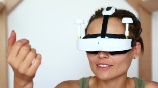 Zukunft ist jetzt. schöne junge Frau spielt Spiel in vr Brille. schöne Frau berührt etwas mit einer modernen Virtual-Reality-Brille — Stockvideo