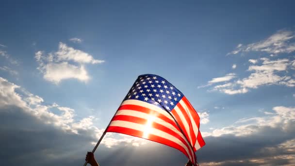 Прапор США. Червоний білий і синій. U.S,A, зірочок смугами, політ з синього неба. — стокове відео