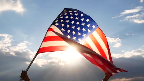 De vlag van de Verenigde Staten van Amerika. Het rood wit en blauw. U.S,A, sterren strepen, vliegen met blauwe lucht. — Stockvideo
