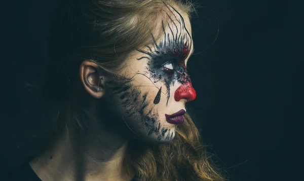 Portret van een meisje in de make-up. Halloween, het gezicht van een meisje is een pop, de verdieping van een gezicht is dood. — Stockfoto