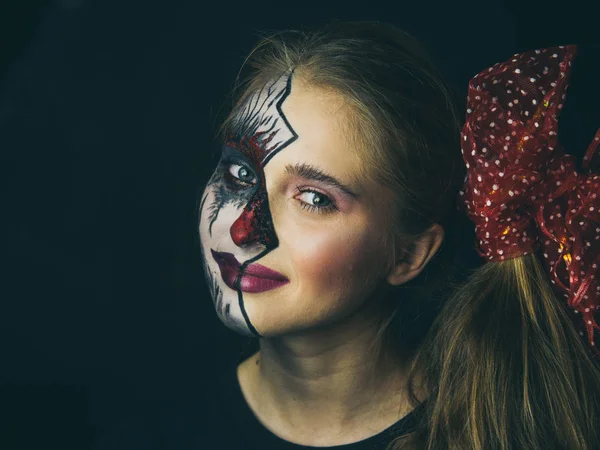 Retrato de una chica maquillada. Halloween, la cara de una chica es una muñeca, el suelo de una cara está muerto . — Foto de Stock