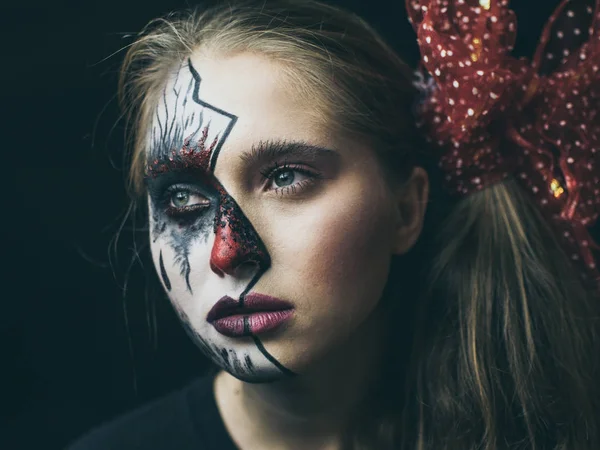 Halloween, la cara de una chica es una muñeca, el suelo de una cara está muerto. Una mujer con un maquillaje horrible . — Foto de Stock