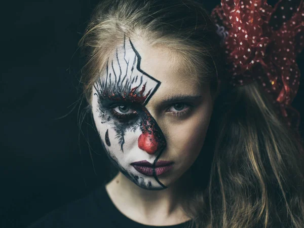 Halloween, het gezicht van een meisje is een pop, de verdieping van een gezicht is dood. Een vrouw met een afschuwelijk make-up. — Stockfoto