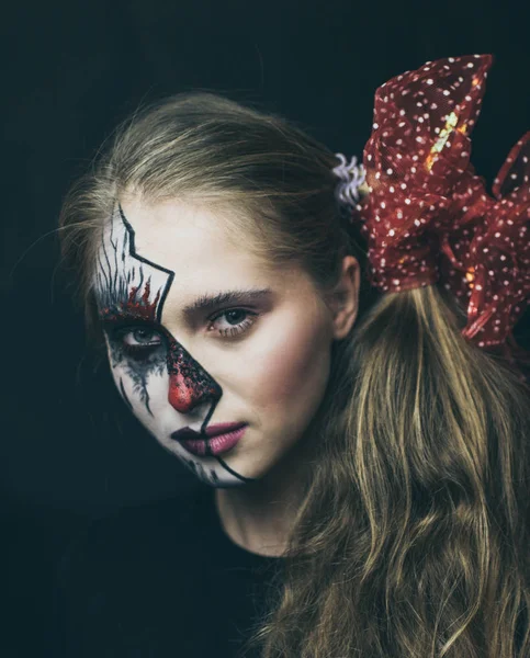 Halloween Cara Una Chica Una Muñeca Suelo Una Cara Está — Foto de Stock