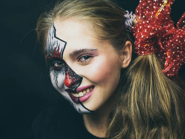 Halloween, la cara de una chica es una muñeca, el suelo de una cara está muerto. Una mujer con un maquillaje horrible . — Foto de Stock