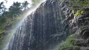 Karpatlar güzel şelale. Alttan çekim.