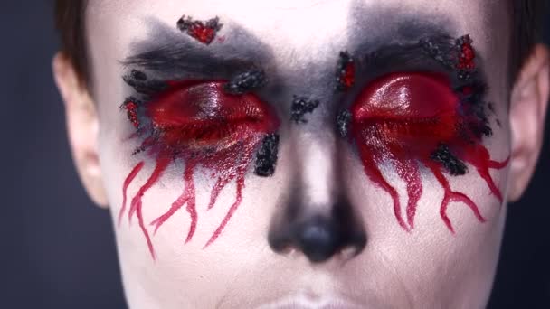 Halloween. Ogen in make-up. Bloed. — Stockvideo