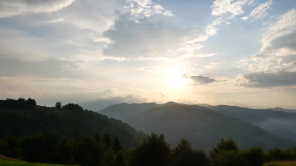 黎明在喀尔巴阡山。彩色天空之上的山峰, 乌克兰. — 图库视频影像