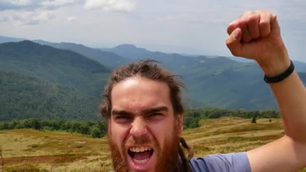 Egy utas a hegyekben elérte a csúcsot. Rality a győzelem. — Stock videók