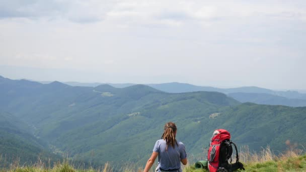 Hiking - hiker man on trek with backpack living healthy active lifestyle. Hike in mountain nature — Stock Video