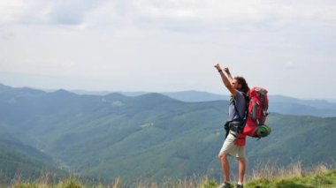 Hiking - uzun yürüyüşe çıkan kimse adam Trek sırt çantası yaşam sağlıklı aktif yaşam tarzı ile. Dağ doğada yürüyüş
