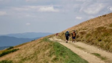 Kaç turist dağlar seyir dağın zirvesinde. Uzun yürüyüşe çıkan kimse çift seyahat yaşam doğal doğa manzara keyfini çıkarın. Yaz tatil seyahat macera. Dağlar yaz yürüyüş trekking backpackers.