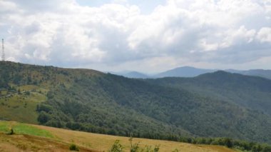 Ukrayna, Karpatlar, dağ manzarası, en baştan tepeler Panoraması görüntülemek.