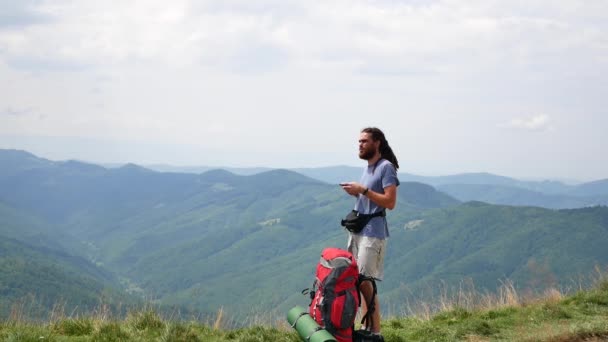 Turistika - tramp muž na trek s batoh zdravého aktivního způsobu života. Výlet v horské přírodě — Stock video