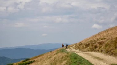 Kaç turist dağlar seyir dağın zirvesinde. Uzun yürüyüşe çıkan kimse çift seyahat yaşam doğal doğa manzara keyfini çıkarın. Yaz tatil seyahat macera. Dağlar yaz yürüyüş trekking backpackers.