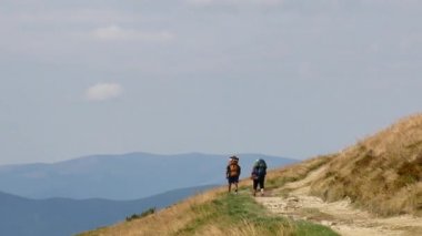 Kaç turist dağlar seyir dağın zirvesinde. Uzun yürüyüşe çıkan kimse çift seyahat yaşam doğal doğa manzara keyfini çıkarın. Yaz tatil seyahat macera. Dağlar yaz yürüyüş trekking backpackers.