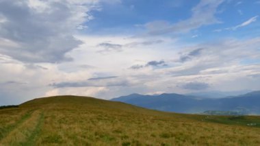 Ukrayna, Karpatlar, dağ manzarası, en baştan tepeler Panoraması görüntülemek.