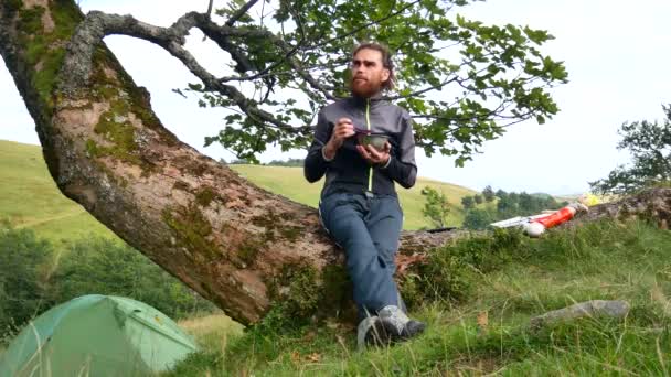 Turista cansado tomando almoço pausa férias de verão viagem de montanha — Vídeo de Stock