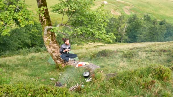 Müder Tourist macht Mittagspause Sommerurlaub Bergtour — Stockvideo