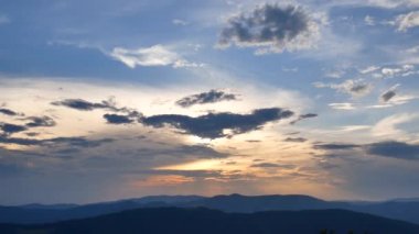 Karpatlar şafak. Tepeler, Ukrayna yukarıda renkli gökyüzü