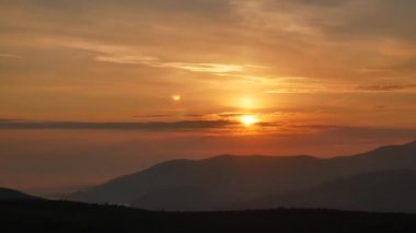 Karpatlar şafak. Tepeler, Ukrayna yukarıda renkli gökyüzü.