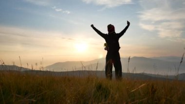 Gün batımını adam silüeti. Özgürlük kavramı.