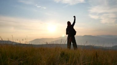Gün batımını adam silüeti. Özgürlük kavramı.