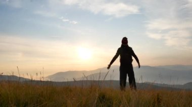 Gün batımını adam silüeti. Özgürlük kavramı.