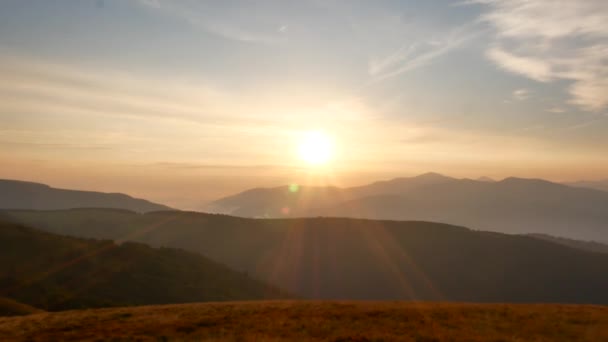 Dawn in the Carpathians. Cielo colorido sobre los picos, Ucrania . — Vídeos de Stock