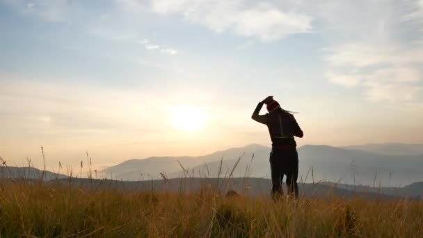 Un touriste dans les montagnes perdu et salué à des amis au loin . — Video