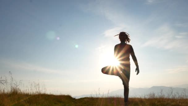 Un uomo con i dreadlock fa yoga all'alba. Montagne dei Carpazi, Ucraina — Video Stock