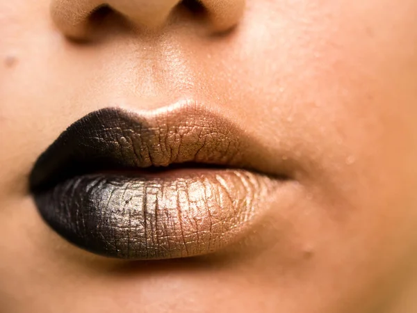 Lippen schminken. Schönheit High Fashion trendiges Schwarz mit goldenem Farbverlauf Lippen Make-up-Probe, sexy Mund Nahaufnahme. — Stockfoto