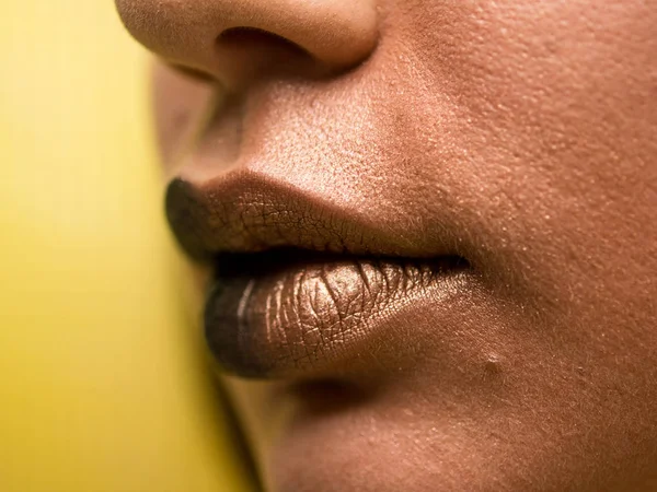 Maquiagem de lábios. Beleza alta moda na moda preto com cor dourada gradiente lábios maquiagem amostra, sexy boca closeup . — Fotografia de Stock