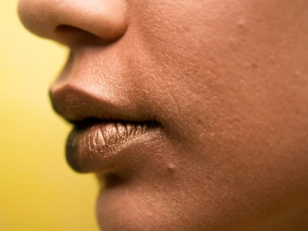 Lips make-up. Szépség nagy divat divatos fekete-arany színű színátmenet lips smink mintával, szexi száj Vértes. — Stock Fotó