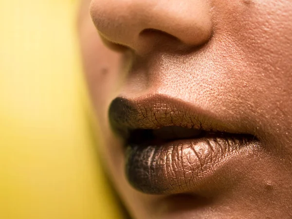 Maquillage des lèvres. Beauté haute couture noir tendance avec dégradé de couleur or lèvres échantillon de maquillage, bouche sexy gros plan . — Photo