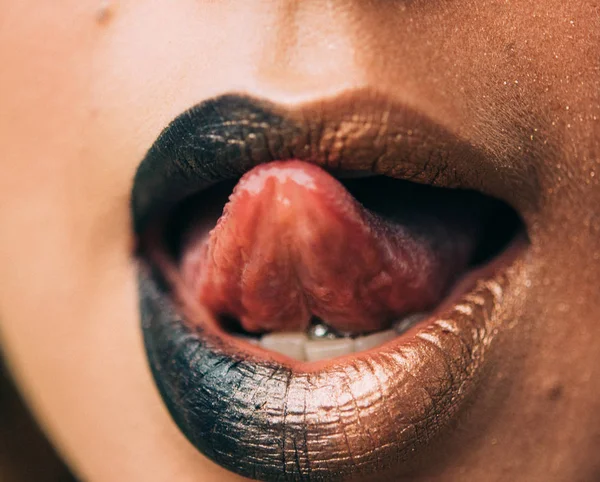 Gros Plan Des Lèvres Des Piercings Dans Langue Concept Tendance — Photo