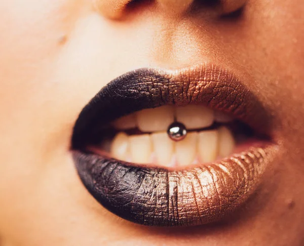 Nahaufnahme von Lippen und Piercings in der Zunge. Modisches Konzept. — Stockfoto