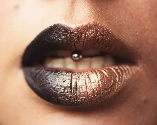 Gros plan des lèvres et des piercings dans la langue. Concept tendance . — Photo