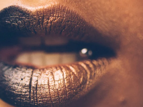 Close-up van lippen en piercings in de tong. Modieuze concept. — Stockfoto