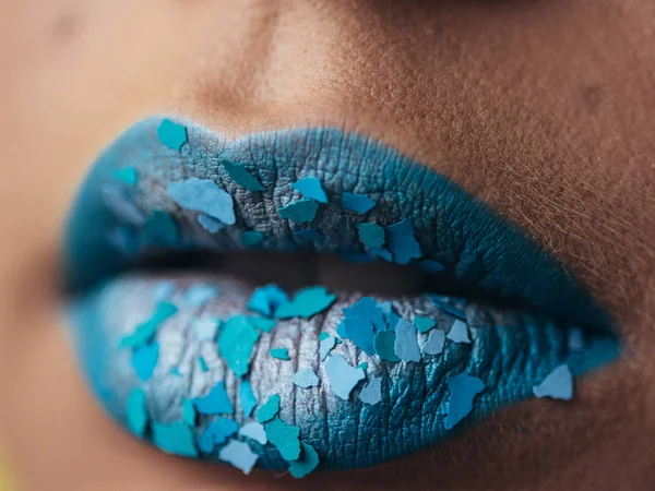 Mode en beauty. Creatieve lip make-up. Artistieke make-up. Mooie macro-opname van vrouwelijke mollige lippen. — Stockfoto