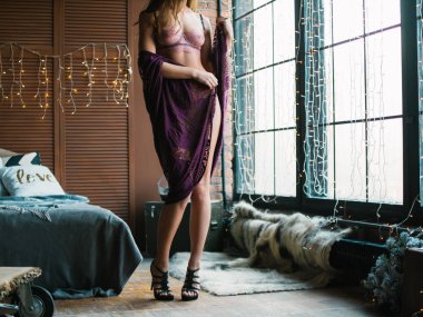 Sabah güneş ışınlarının bir arka plan karşı pencere siluet kadın. Noel kavramı