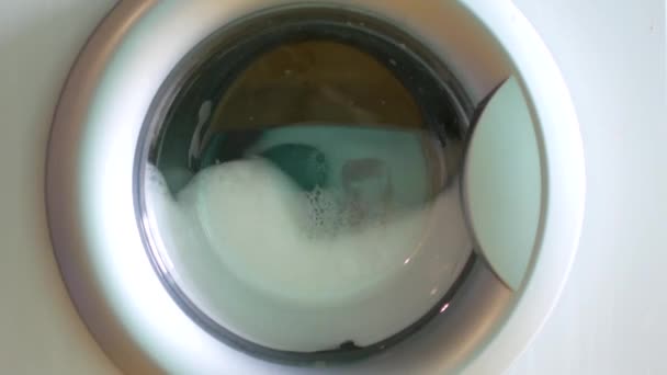 Ruhák mosodai gép. Közelről mosoda ruházati ipari mosógép. Működik a mosógép. Vértes ruhákat csavaralátét. Mosoda mosási — Stock videók