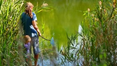 Babası kızı nasıl balık ve yem öğretim